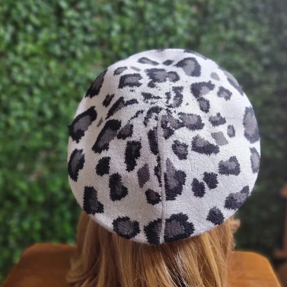 GREY AND WHITE LEOPARD PRINT BERET - Picture 4 of 13